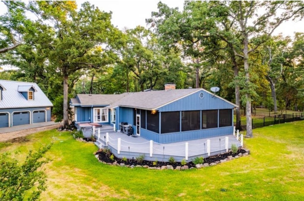IMMACULANT LAKEFRONT Views- Hot Tub, Beach Area, Firepit, Enclosed Porch, Dock