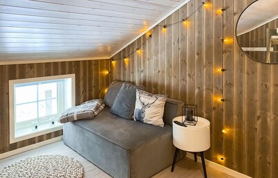 Amazing home in Nordfjordeid with WiFi