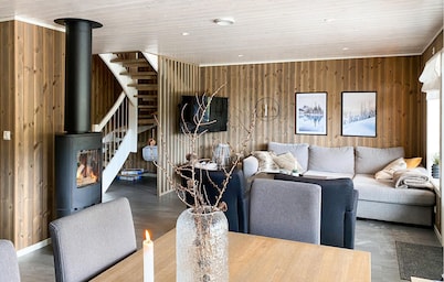 Amazing home in Nordfjordeid with WiFi