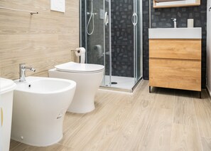 Dusche, Bidet, Handtücher, Seife