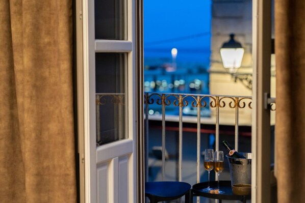 Food and drink - Armonia Mercato e Mare is a luxurious apartment in the historic center that offers a journey back in time. Here, the aromas and flavors of the past still find their perfect expression today. The house with a magnificent ocean view (Siracusa)