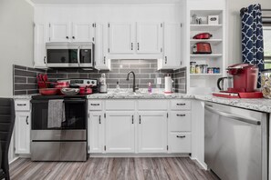 Een microgolfoven, een oven, een kookplaat, een vaatwasser