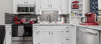 Magnolia Small Apartment w/ King-size Amenities- High Quality Beds & Pillows!