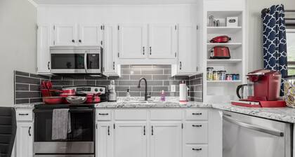 Magnolia Small Apartment w/ King-size Amenities- High Quality Beds & Pillows!
