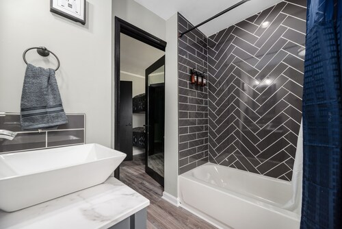 Magnolia Apt 618 — King suite w/ quality amenities, comfort & convenience