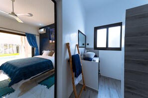Deluxe tweepersoonskamer, terras, aan het zwembad | Luxe beddengoed, individueel gedecoreerd, individueel gemeubileerd