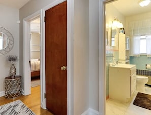 2 bedrooms, in-room safe, desk, WiFi