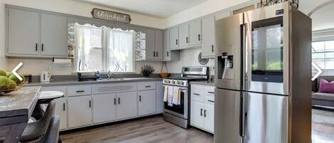 冷蔵庫、電子レンジ、オーブン、コンロ