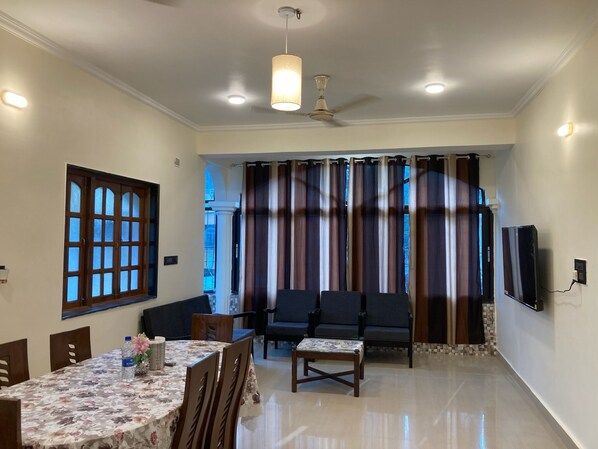 Dining - 10 mins to the capital of Goa 'Panaji' (Panaji)