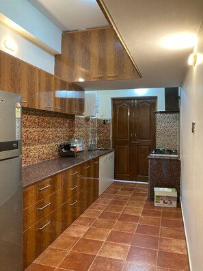 Fridge, stovetop, cookware/dishes/utensils - 10 mins to the capital of Goa 'Panaji' (Panaji)