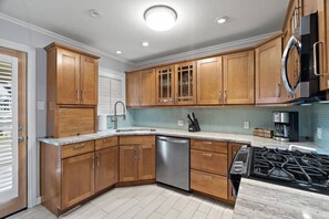 Fridge, microwave, oven, stovetop - Modern and Cozy Bishop Arts Home (Dallas)