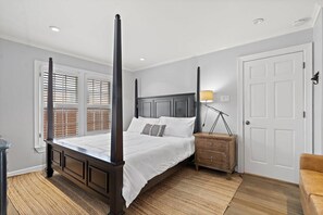 3 habitaciones, escritorio y tabla de planchar con plancha 