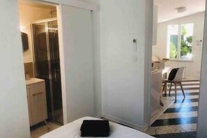 1 slaapkamer, een strijkplank/strijkijzer, reisbedje, internet