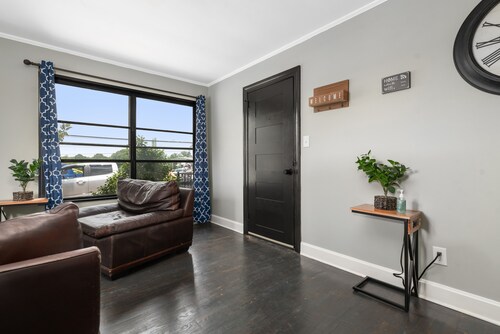 Magnolia Apt- Great Amenities & Price. High Quality Beds and Pillows