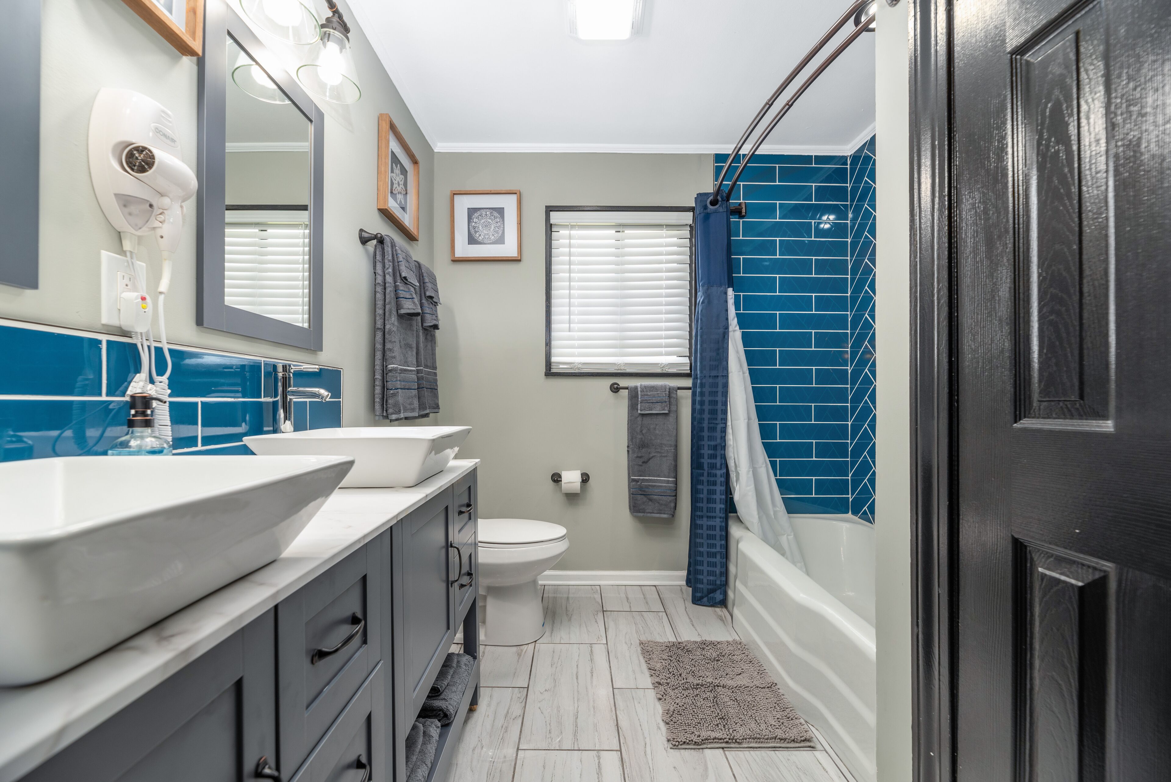 Sèche-cheveux, serviettes fournies, savon, shampoing