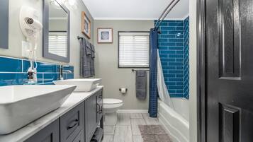 Sèche-cheveux, serviettes fournies, savon, shampoing