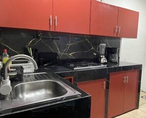 Kylskåp, mikrovågsugn, spishäll och kaffe- och tebryggare