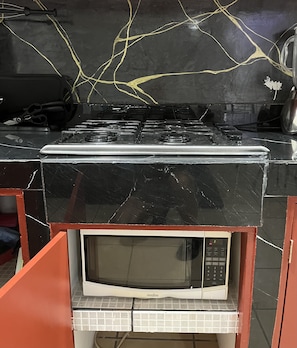 Réfrigérateur, micro-ondes, plaque de cuisson, cafetiÚre/bouilloire