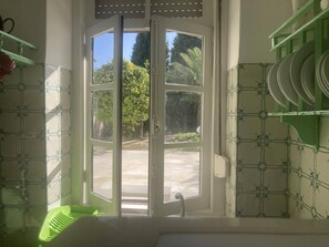 Regadera, amenidades de baño gratuitas, secadora de cabello, toallas 