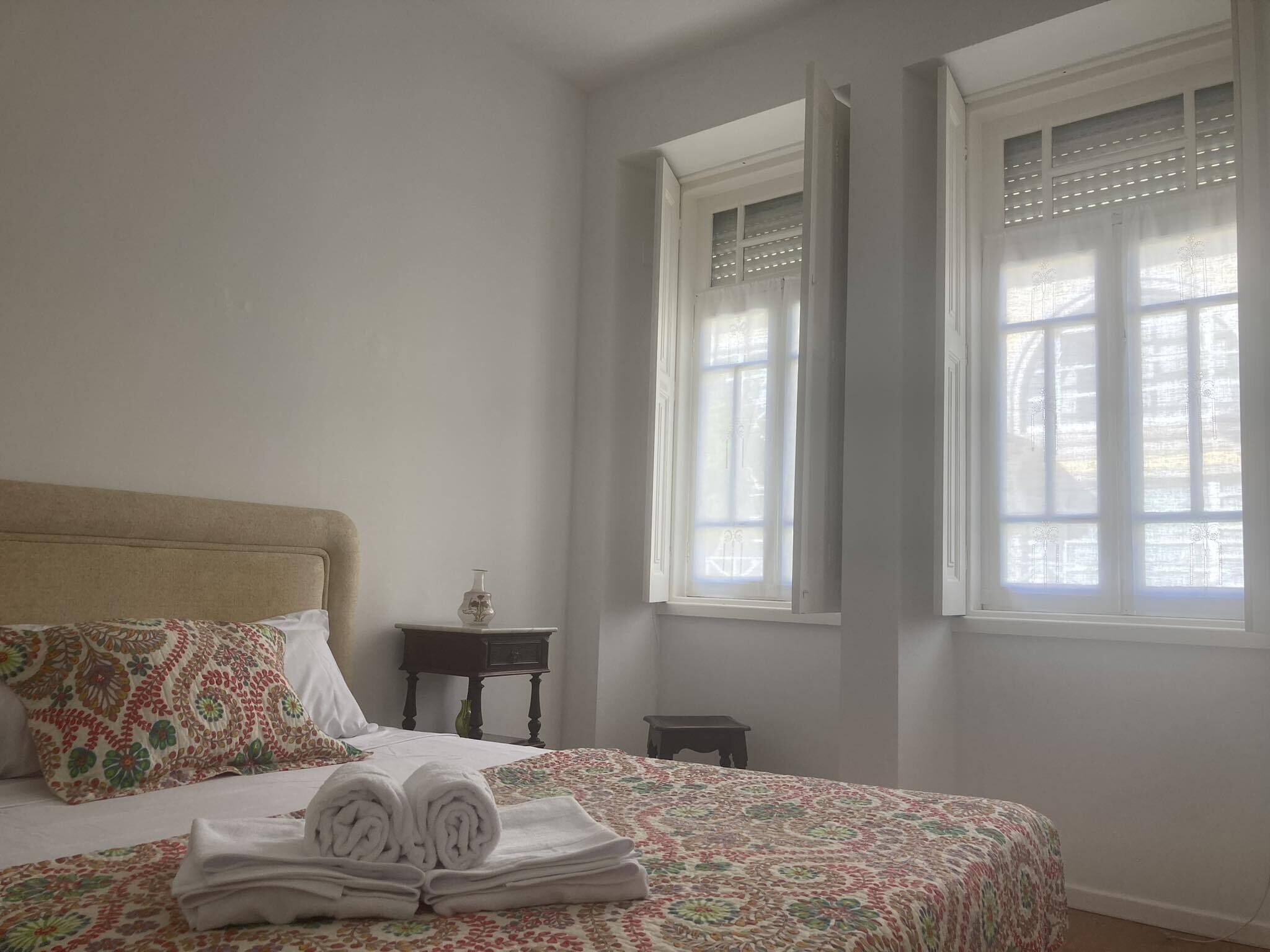 3 habitaciones, tabla de planchar con plancha, wifi y ropa de cama 