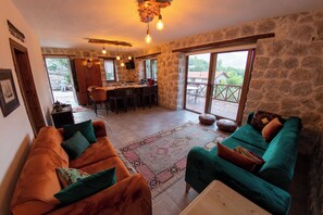 Basic-Villa, 2 Schlafzimmer, Bergblick | Wohnbereich