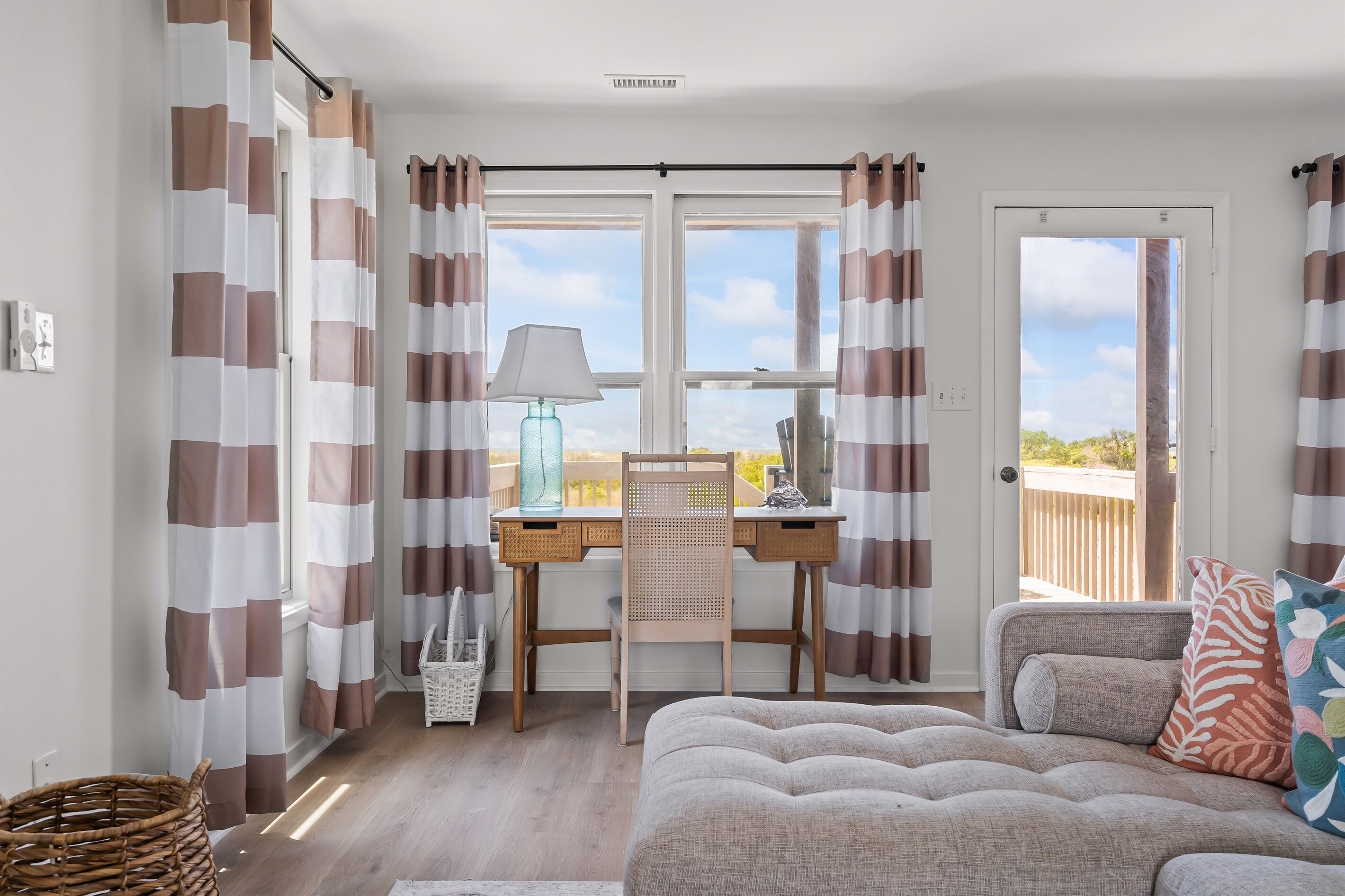 Smart TV, libros, impresora