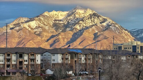 Rest & Recover - No Stairs! Cal-King Suite, 1st Floor, Great Outdoor Adventures!