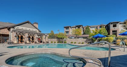 Cal-King Suite, Ground Floor & Outdoor Adventures!