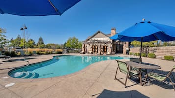 Een buitenzwembad, een verwarmd zwembad