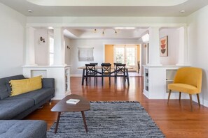 スマートテレビ、暖炉、卓球台、PC モニター