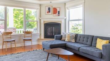 Älytelevisio, takka, pöytätennispöytä, tietokoneen näyttö