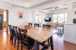 Dining - Spacious retreat with outdoor dining, patios and views (Seattle)