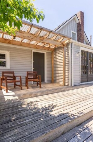 Terrace/patio - Spacious retreat with outdoor dining, patios and views (Seattle)