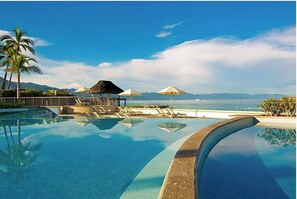 Außenpool, Infinity-Pool, Liegestühle