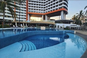 Außenpool, Infinity-Pool, Liegestühle