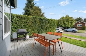 Outdoor dining - Next to Park, Soaring Ceilings, Remodeled 2 BR (Seattle)