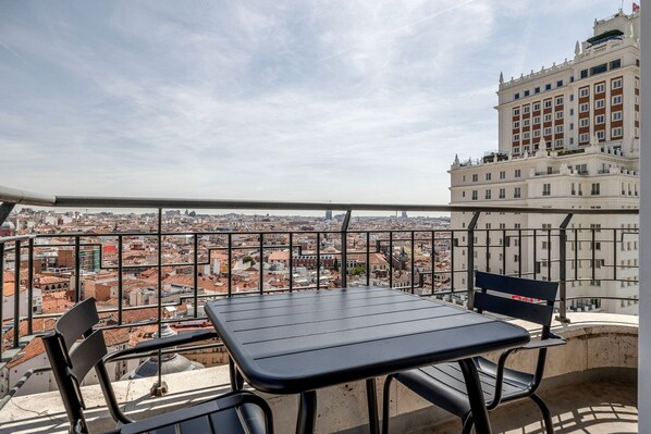 Outdoor dining - Sleek Argüelles 2BR w/ Gym & Pool, nr Madrid Rio, by Blueground (Madrid)