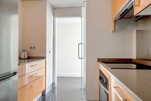 Fridge, microwave, oven, stovetop - Sleek Argüelles 2BR w/ Gym & Pool, nr Madrid Rio, by Blueground (Madrid)