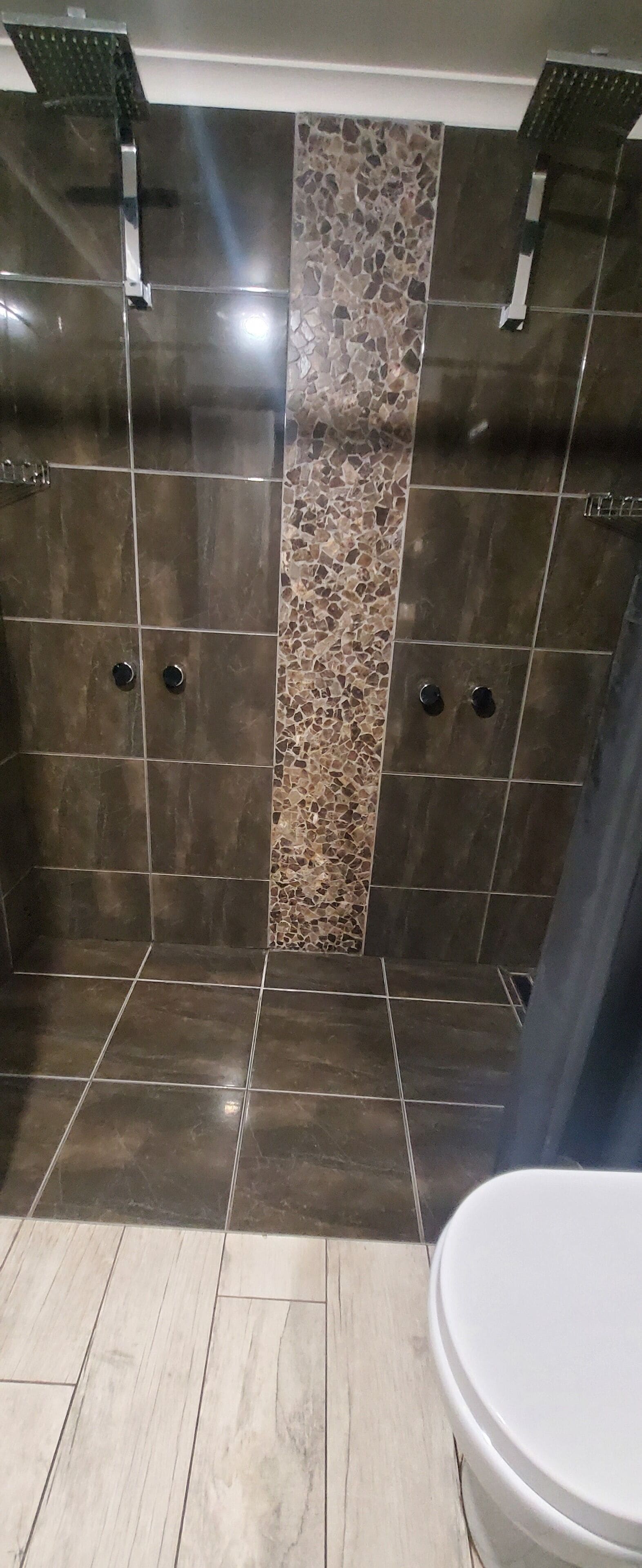 Een haardroger, handdoeken, zeep, toiletpapier