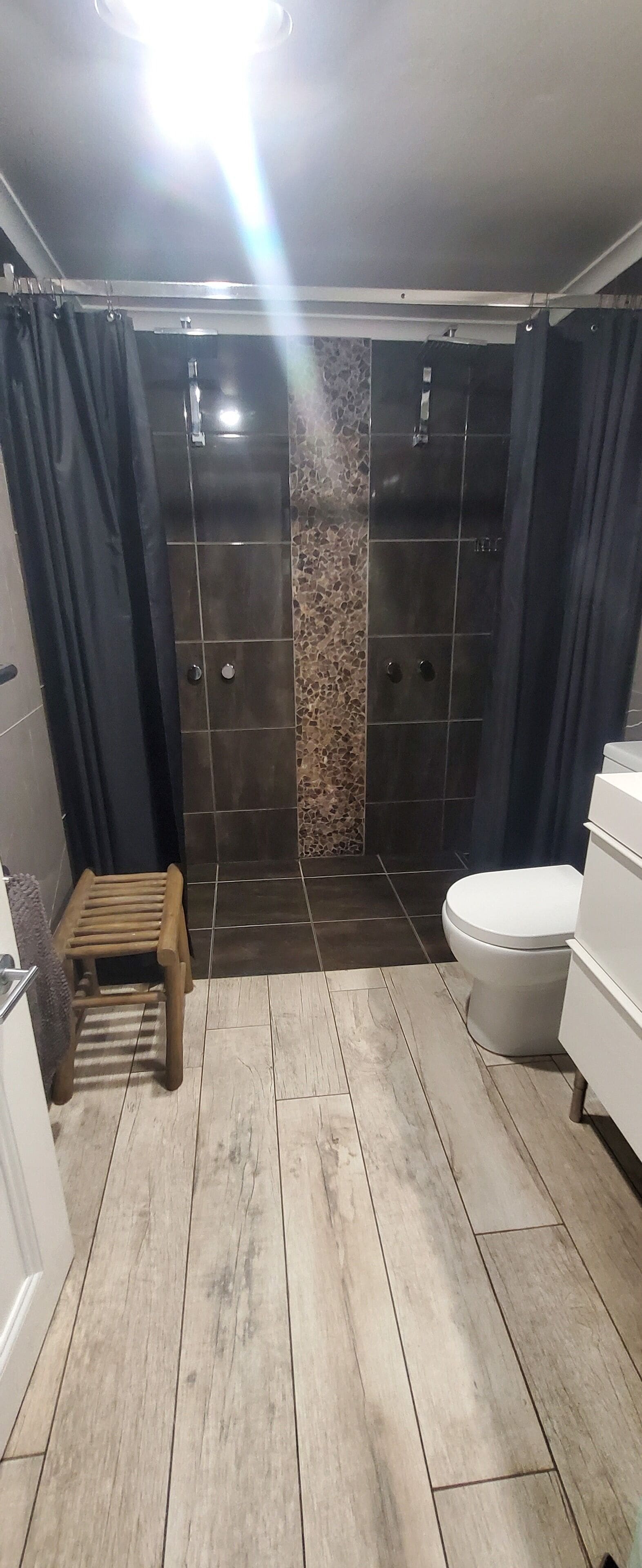 Haartrockner, Handtücher, Seife, Toilettenpapier