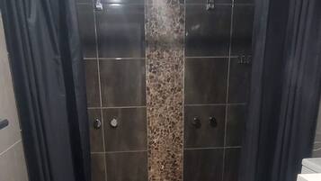 Haartrockner, Handtücher, Seife, Toilettenpapier