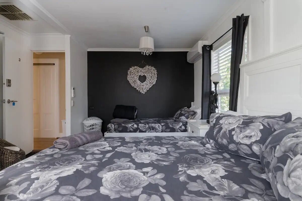 3 dormitoris, planxa i posts de planxar, wifi i roba de llit 