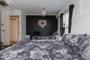 3 bedrooms, iron/ironing board, WiFi, bed sheets - Bali in the Barossa (Gawler West)