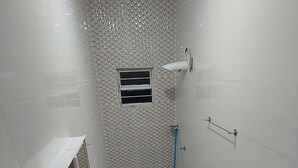 A modern bathroom with a toilet, bidet, sink, and shower. - POUSADA BEIRA RIO - JALAPÃO (Ponte Alta do Tocantins)