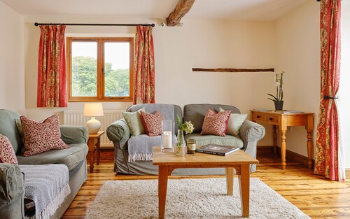 Enjoy tranquil Devon but near coast and pubs.