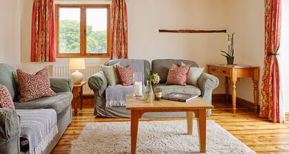 Enjoy tranquil Devon but near coast and pubs.