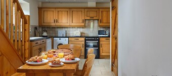 Enjoy tranquil Devon but near coast and pubs.