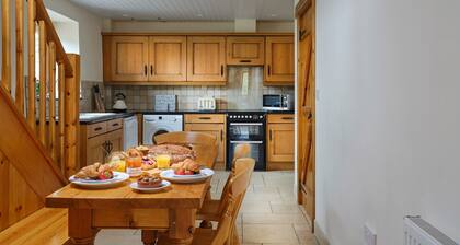 Enjoy tranquil Devon but near coast and pubs.