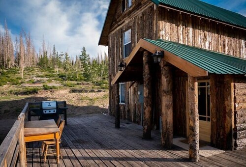Monroe Peak Retreat ~ Comfortable Mountain Cabin with a view of Monroe Peak