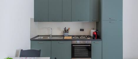 Ofen, Herdplatte, Geschirrspüler, Kochgeschirr/Geschirr/Besteck